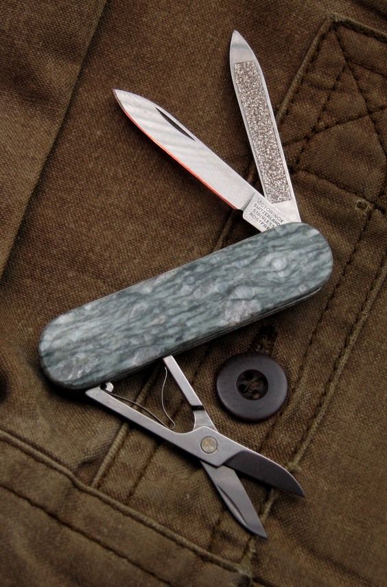 Victorinox  Victorinox Swiss Army Knives 0.6500.56 Ambassador RocKnife -  Rosa Betha Granite – Sardinia