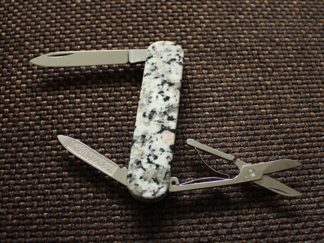 Victorinox  Victorinox Swiss Army Knives 0.6500.57 Ambassador RocKnife -  Bethel White Granite – Canada