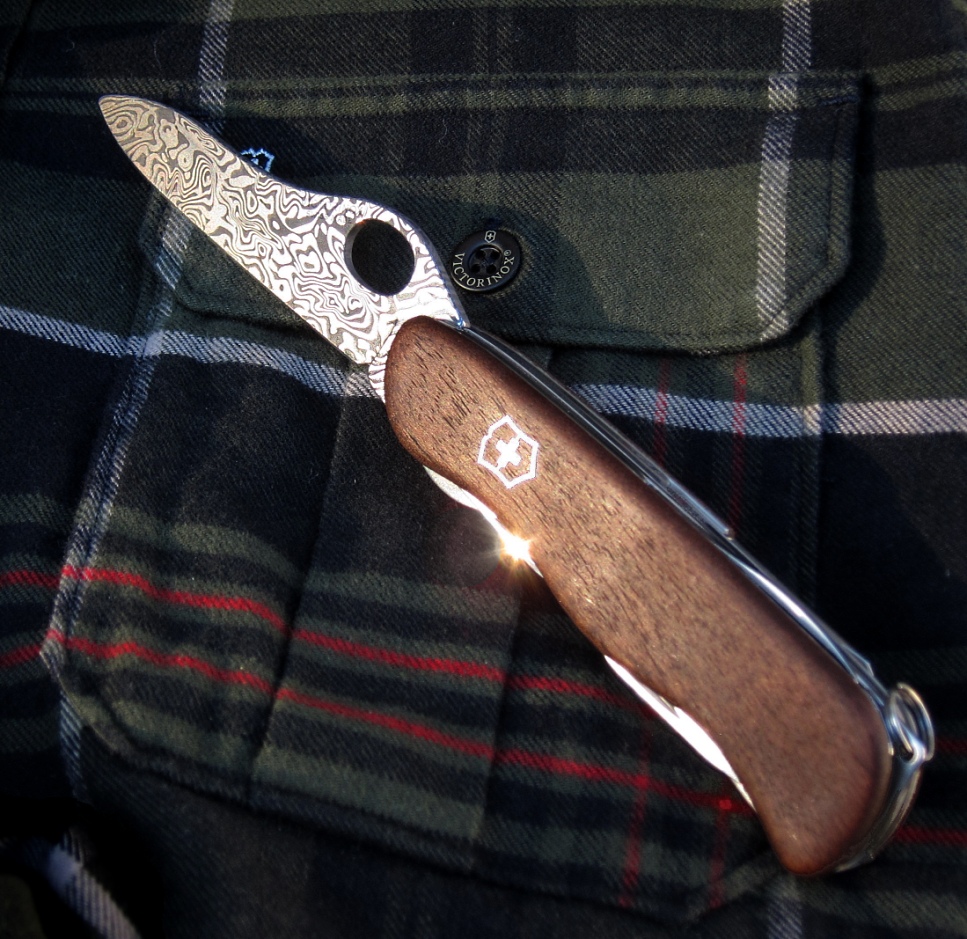 The Victorinox 2012 Damascus limited edition is a 111mm One-Hand Trekker/Soldier  with a Damasteel stainless steel deep etch Damascus blade and Swiss Walnut handles (0.8461.J12). 