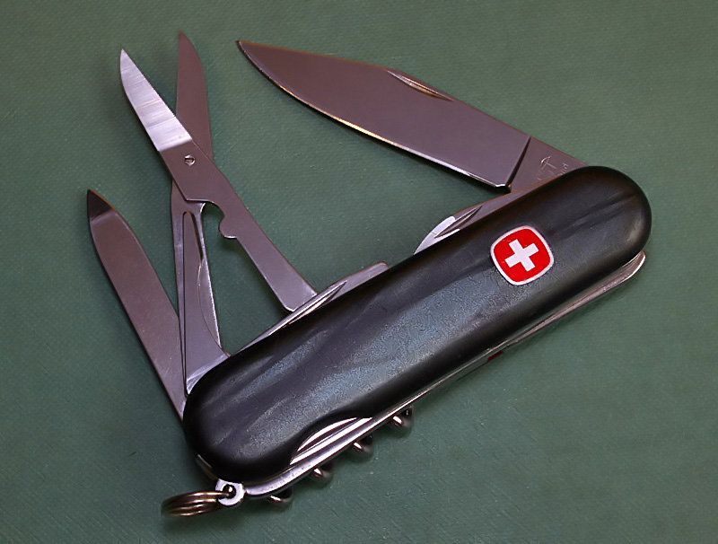 This model has the same tools as the Wenger Traveler, and the clip-point style blade of the Evo ST14. The scales are the flat style of the 'Classic' line of knives, with a nonslip coating similar to that found on the ST (Soft-Touch) series. The colour ranges from blue/grey to very blue. Catalog no. 1.114.09.811 