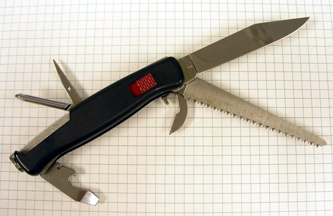 Picture of backside showing lock release, blades fanned